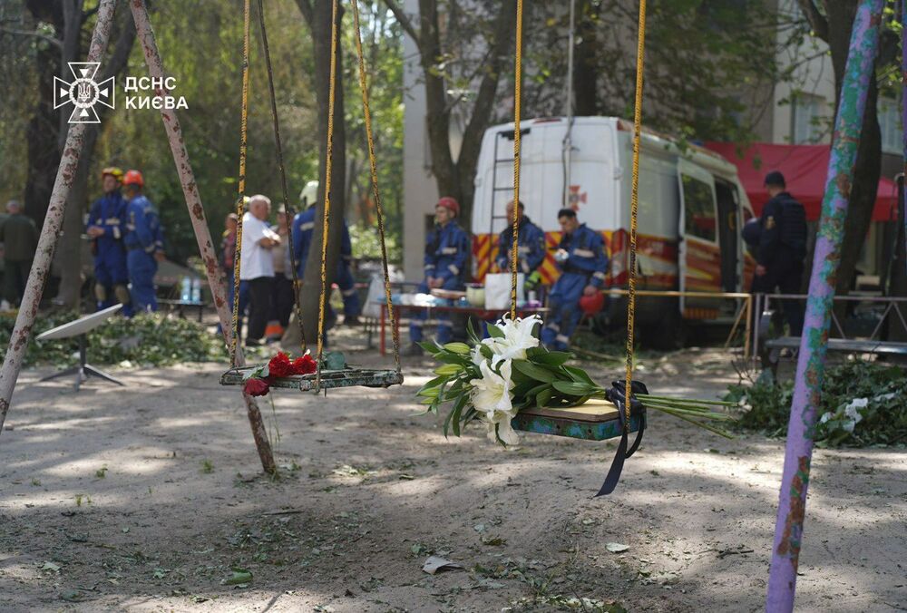 Удар по висотці в Солом'янському районі: до місця, де вчора батьки чекали на сина, несуть квіти 