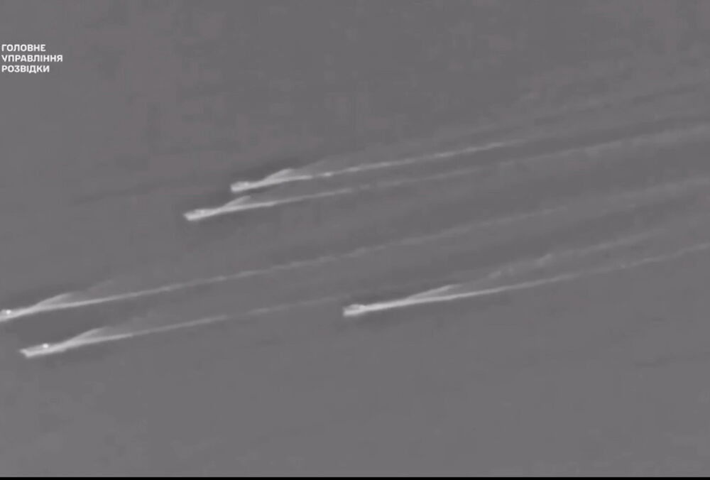 З'явилися кадри рейду ГУР на бурову установку ”Крим-2” 11 вересня, коли було збито Су-30