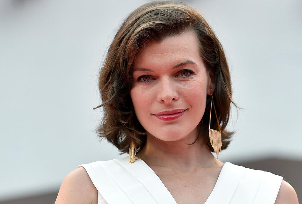 Мілла Йовович написала ”любовного листа” Україні: він з'явиться на сукні (відео)