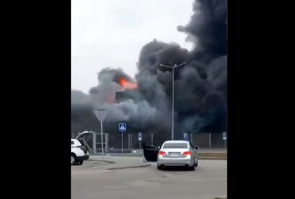 Росіяни вдарили по ТЦ у Нікополі: фото, відео