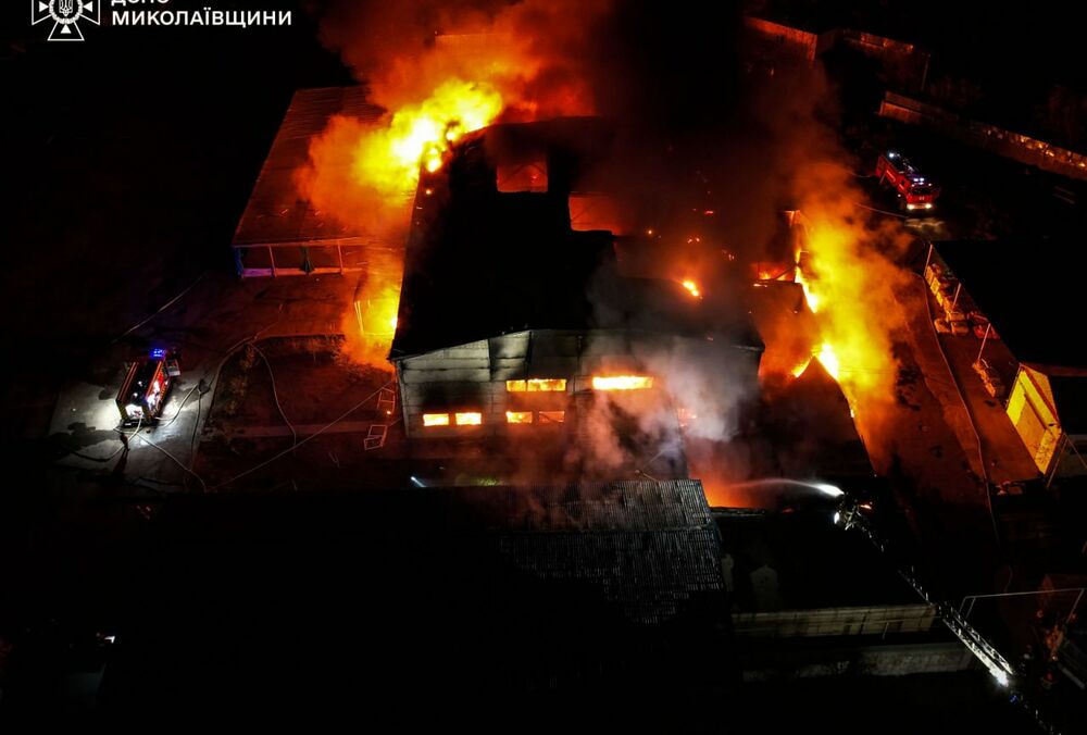 У Миколаєві ліквідовано масштабну пожежу після обстрілу невідомим дроном: фото