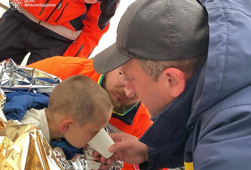 Спасатели нашли живым 5-летнего мальчика, которого искали более 3 суток в Ивано-Франковской области