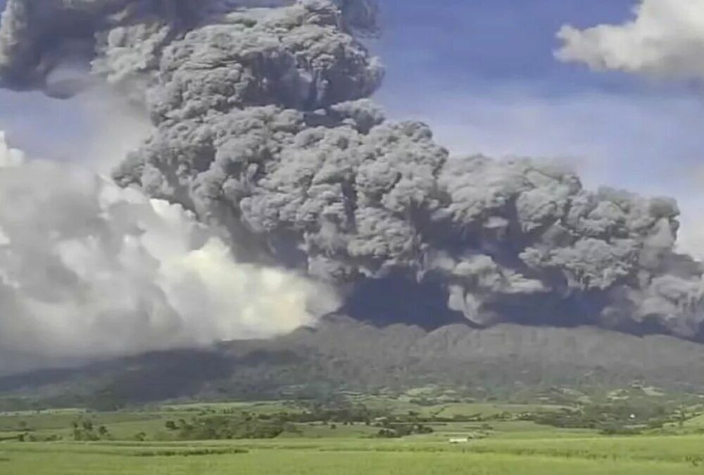 На Филиппинах начал извергаться вулкан