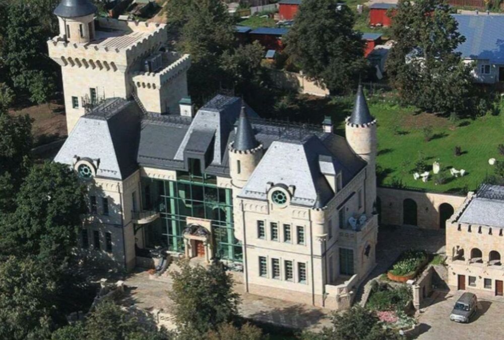 Замок Пугачової та Галкіна купив шоумен Барецький: він зробить із нього крематорій Замок Пугачової та Галкіна купив шоумен Барецький: він зробить із нього крематорій