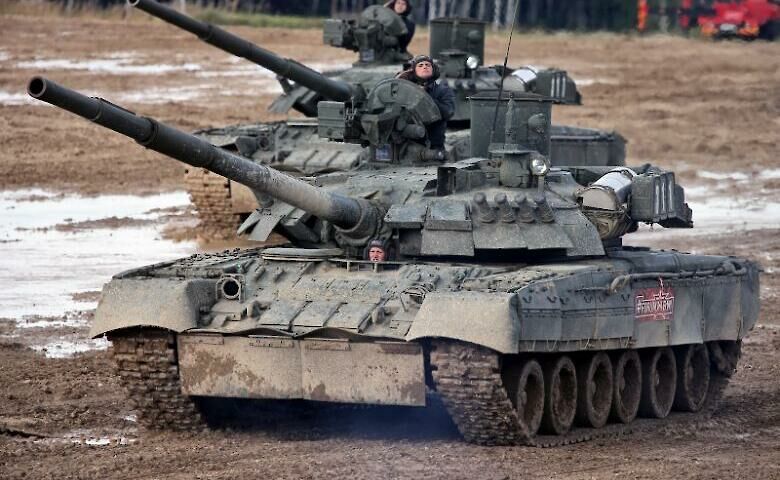 Bloomberg: РФ продовжує перекидати танки до українських кордонів