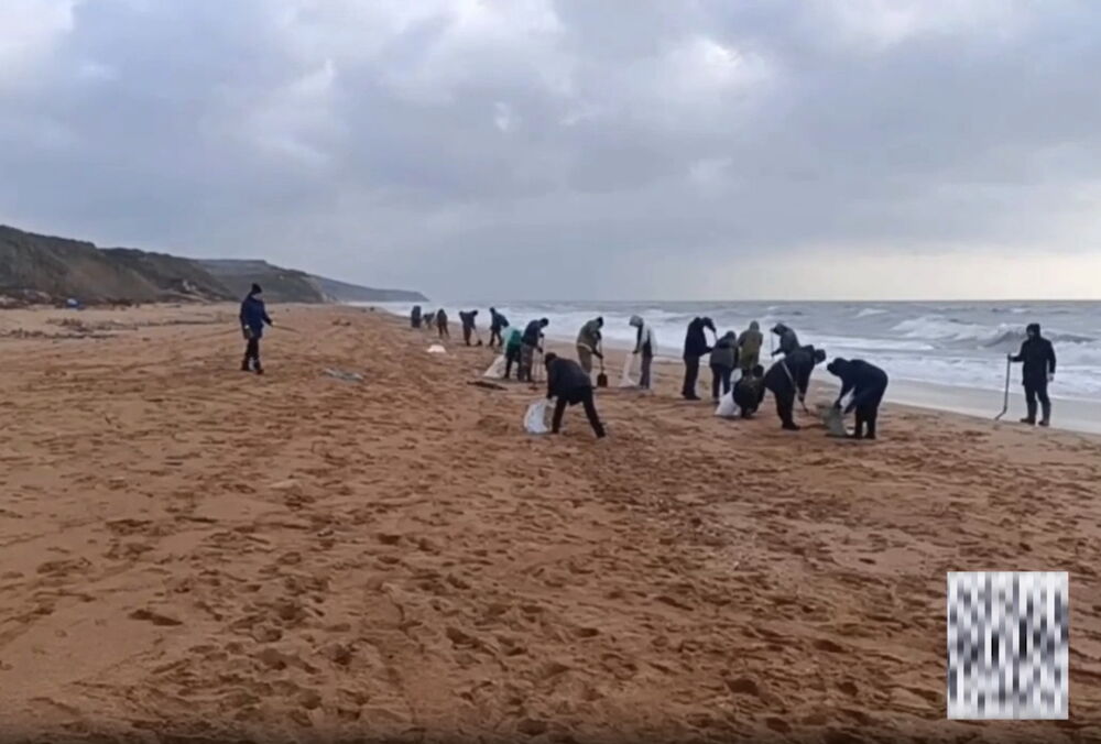 В Ленинском районе Крыма российским мазутом уже загрязнено 18 км побережья