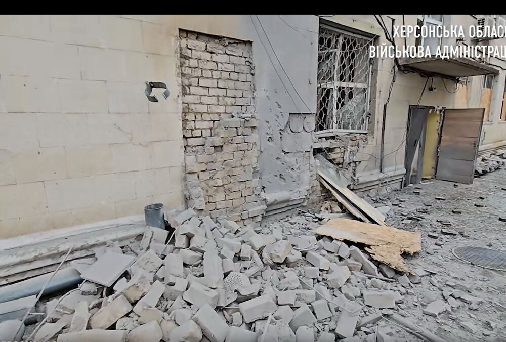 Росіяни скинули вибухівку з дрону на житловий будинок у Херсонській області