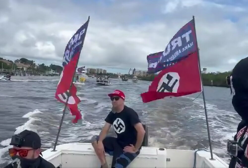 У параді човнів на підтримку Трампа взяли участь неонацисти: відео