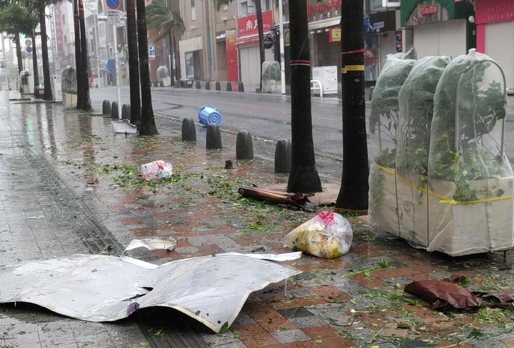 Японию накрыл мощный тайфун