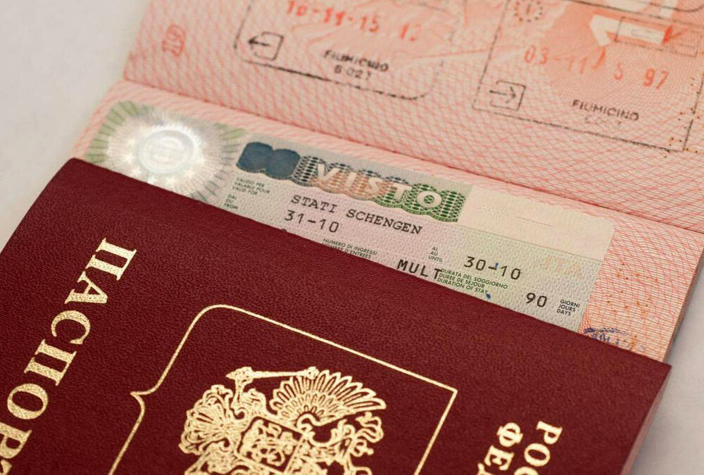 Эстония намерена запретить выдачу виз ЕС россиянам: ”В Украине умирают дети, а они хотят в Лувр”