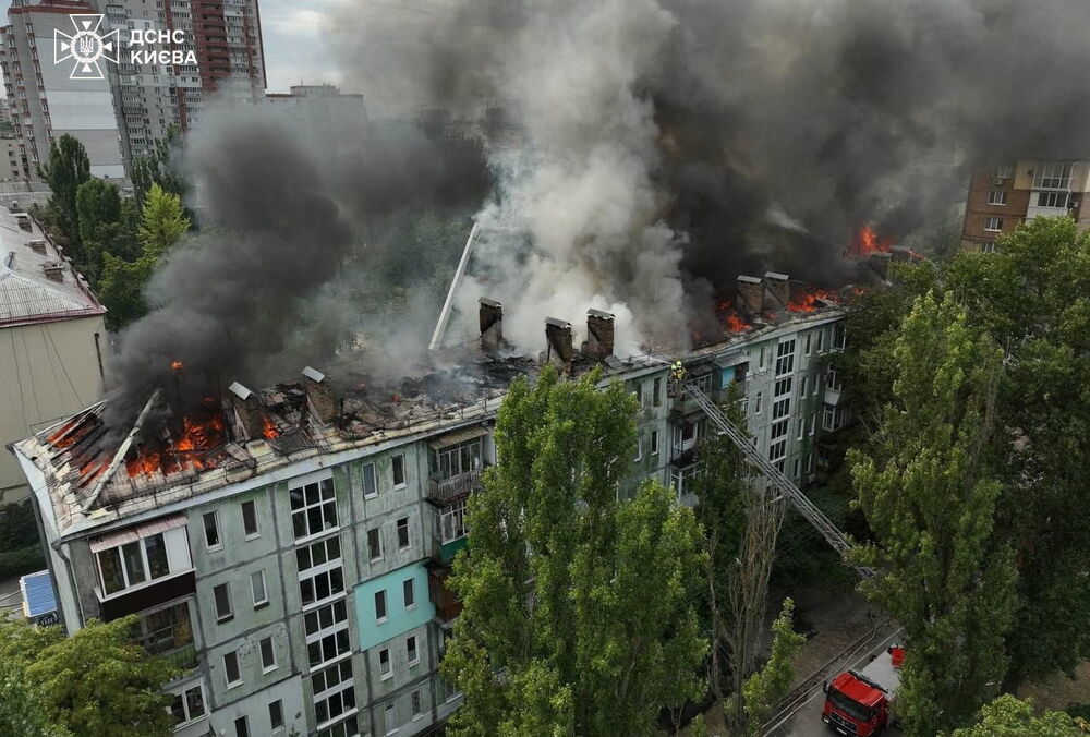 У Києві спалахнула масштабна пожежа: вогонь охопив п'ятиповерхівку (фото)