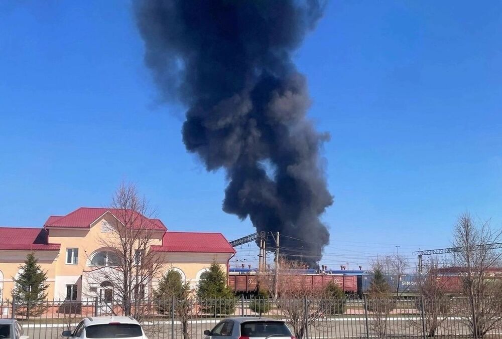 У російському Омську палають ємності з нафтопродуктами: відео