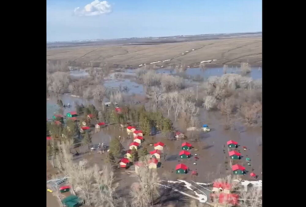 У російському місті Орськ прорвало дамбу: відео