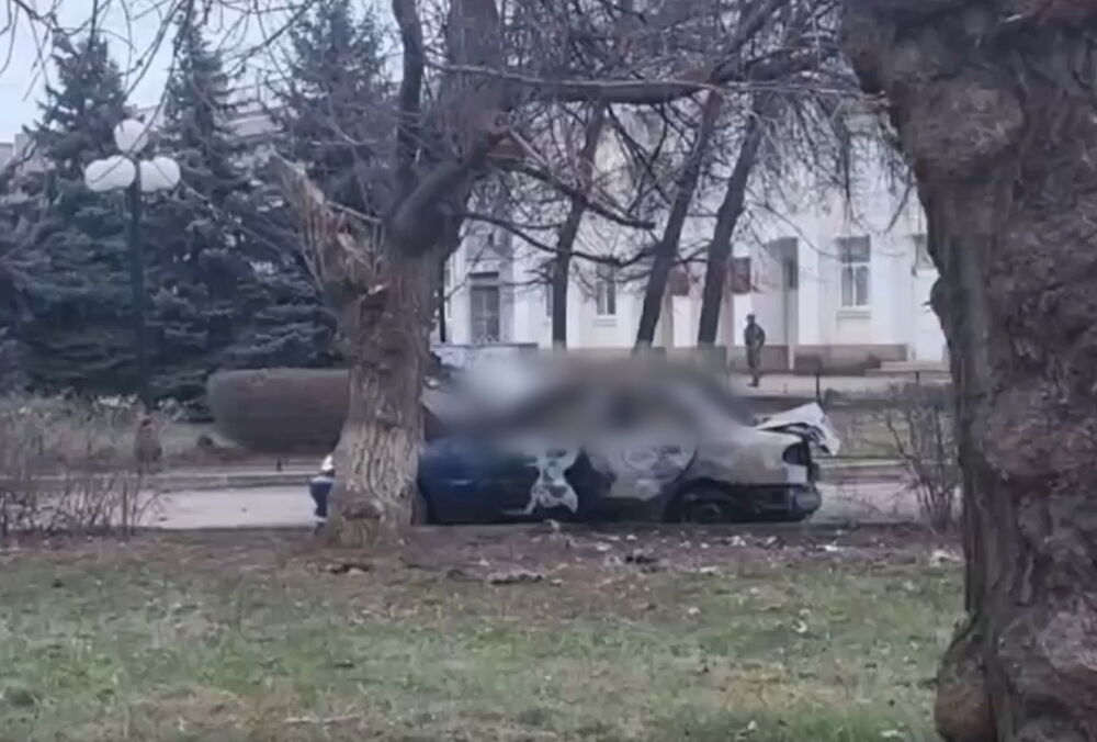 В Луганске взорвали автомобиль с ”депутатом Народного совета”: видео В Луганске взорвали автомобиль с ”депутатом Народного совета”: видео