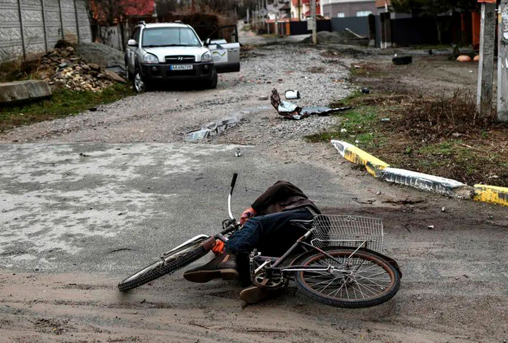 Мужчина на велосипеде: история жуткой фотографии из Бучи  