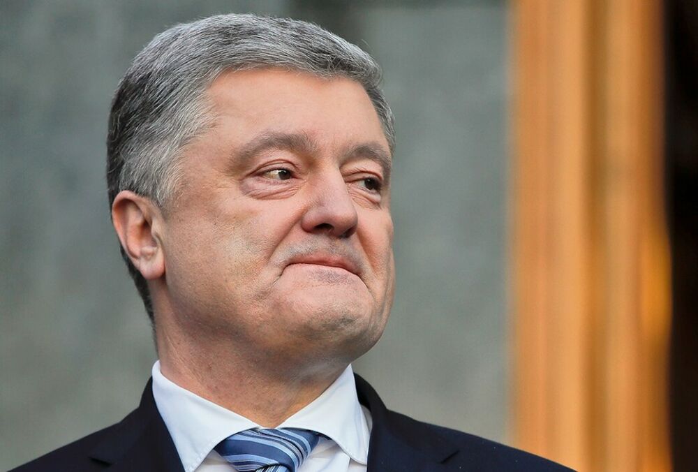 Порошенко демонстративно проигнорировал сотрудников ГБР, желающих вручить ему повестку