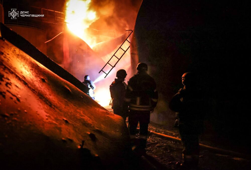 Росіяни вдарили по об'єкту критичної інфраструктури на Чернігівщині: поранено рятувальників
