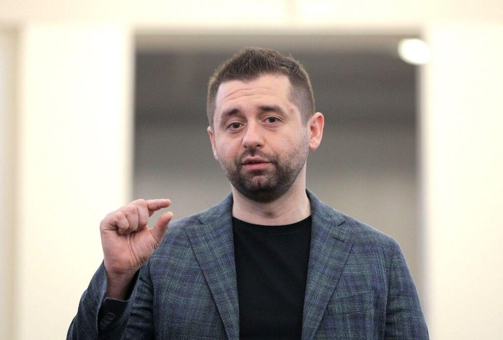 ”Принцип ”не ко времени” не сработает”: Арахамия пообещал активные аресты чиновников весной 