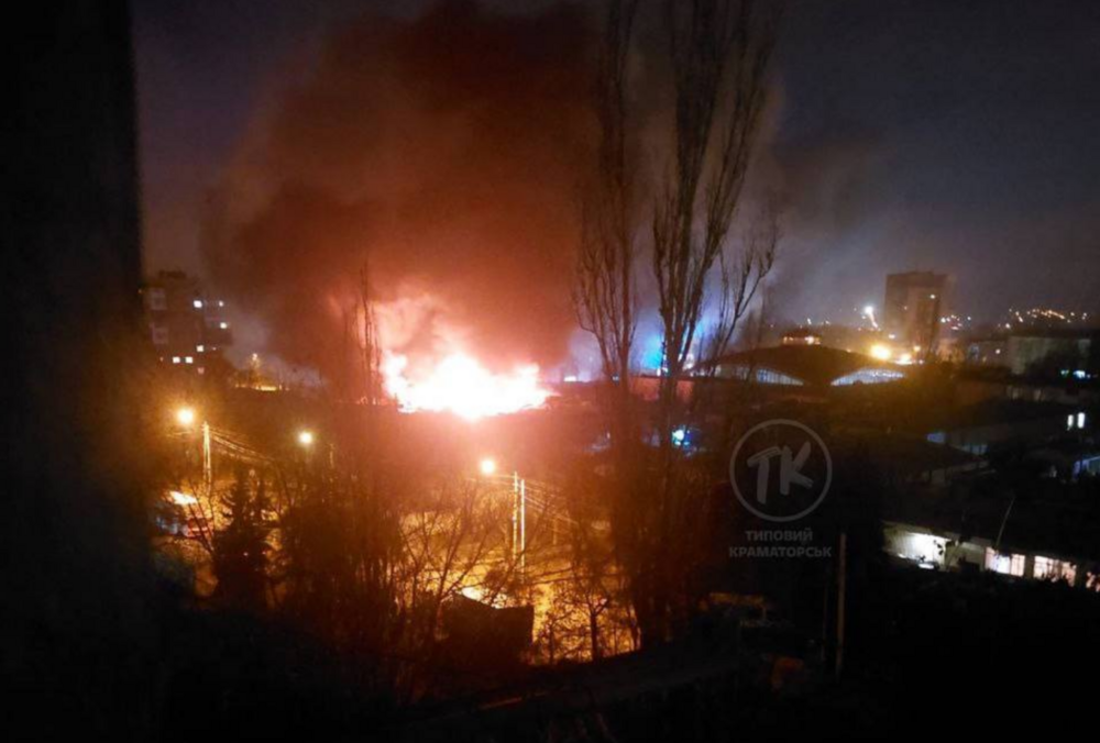 Росіяни завдали удару по центральному ринку Краматорська: відео