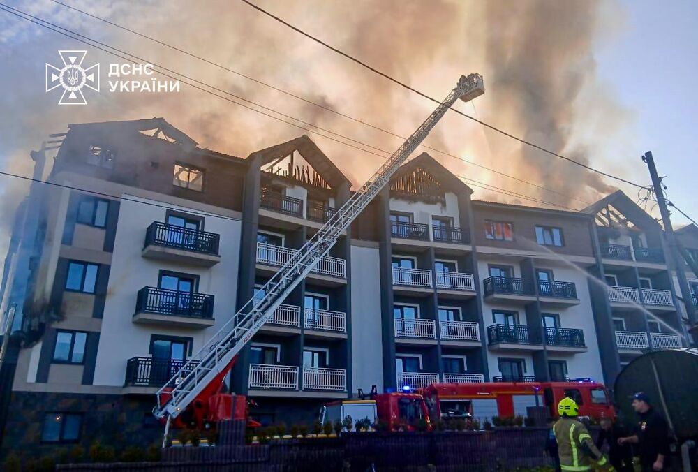 В Буковеле произошел сильный пожар в SPA-отеле: эвакуированы десятки людей