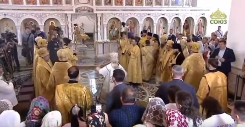 Патриарх Кирилл упал во время освящения храма, ловить его было запрещено: видео