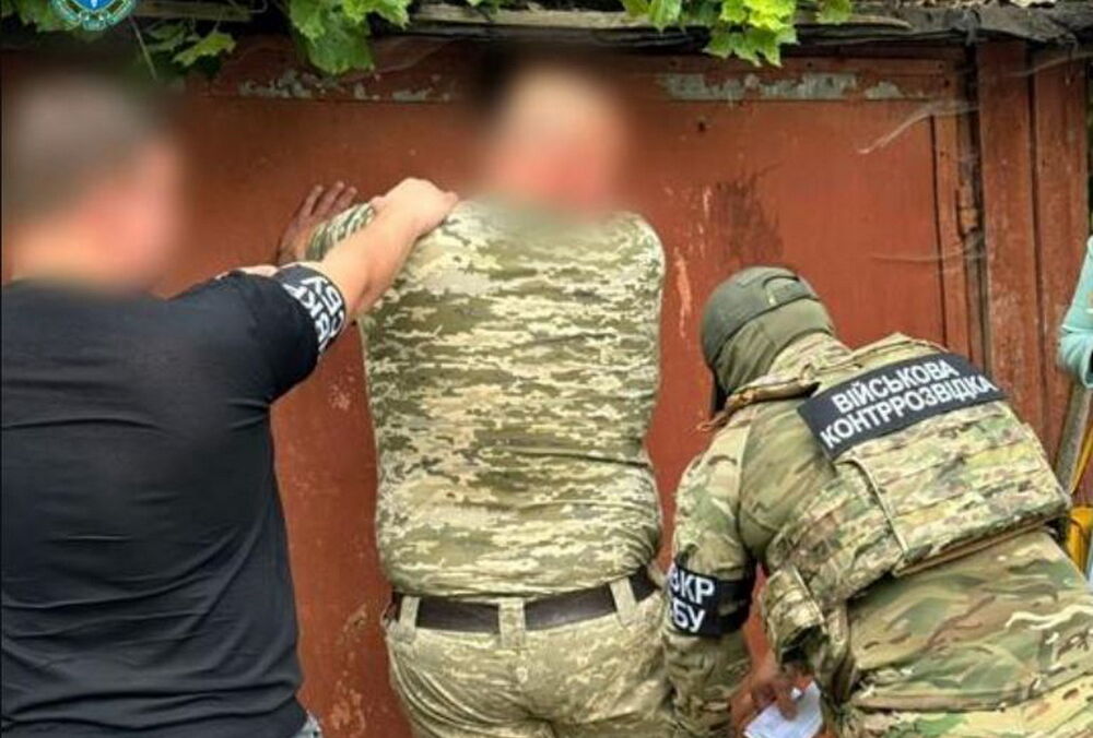 В Тернопольской области сотрудник ТЦК торговал гуманитарными авто для ВСУ