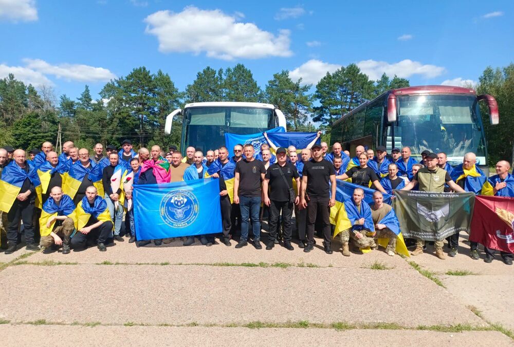 Обмін полоненими: додому повернулися українці, які були у полоні понад 10 років (фото)