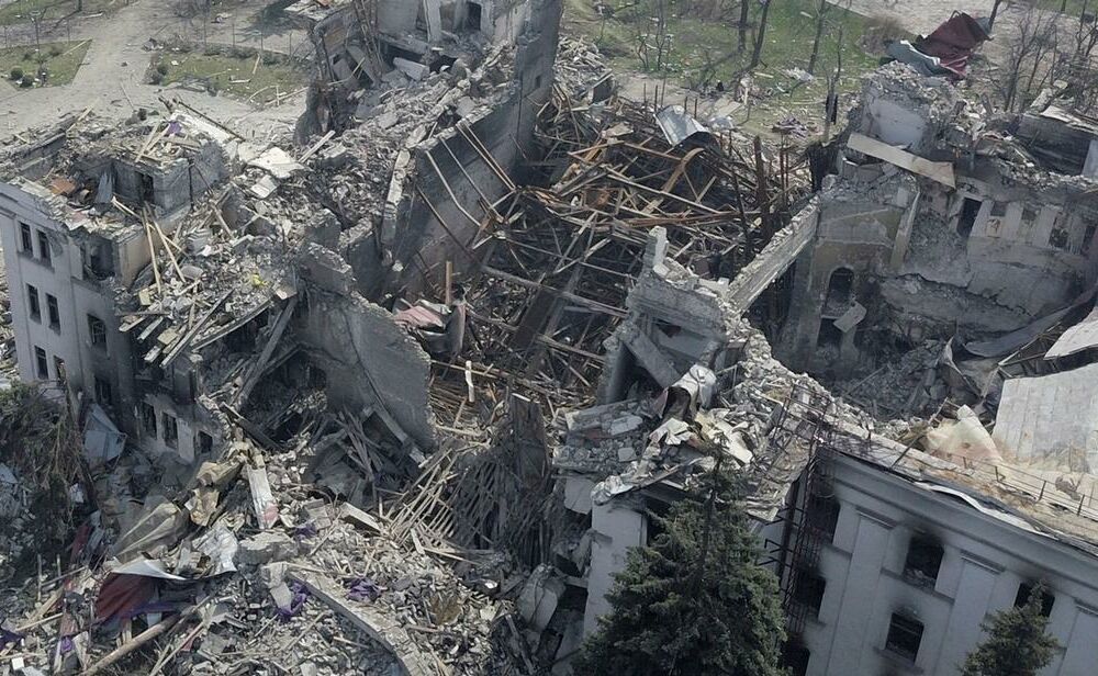 Росія зносить драмтеатр у Маріуполі Росія зносить драмтеатр у Маріуполі