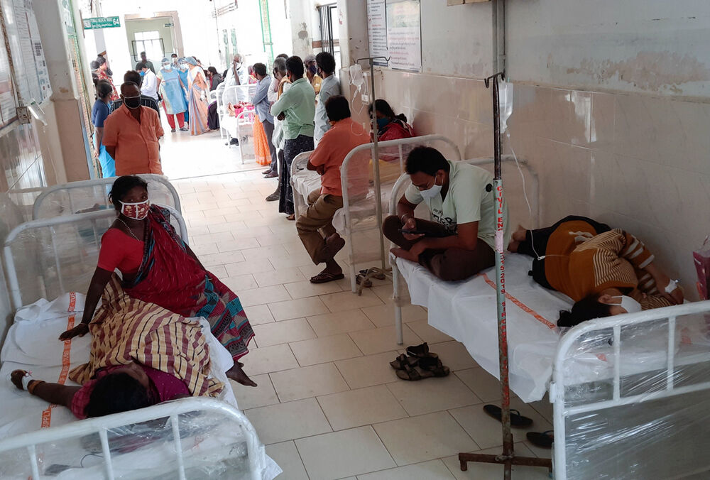 Жителей индийского штата массово косит неизвестная болезнь Жителей индийского штата массово косит неизвестная болезнь