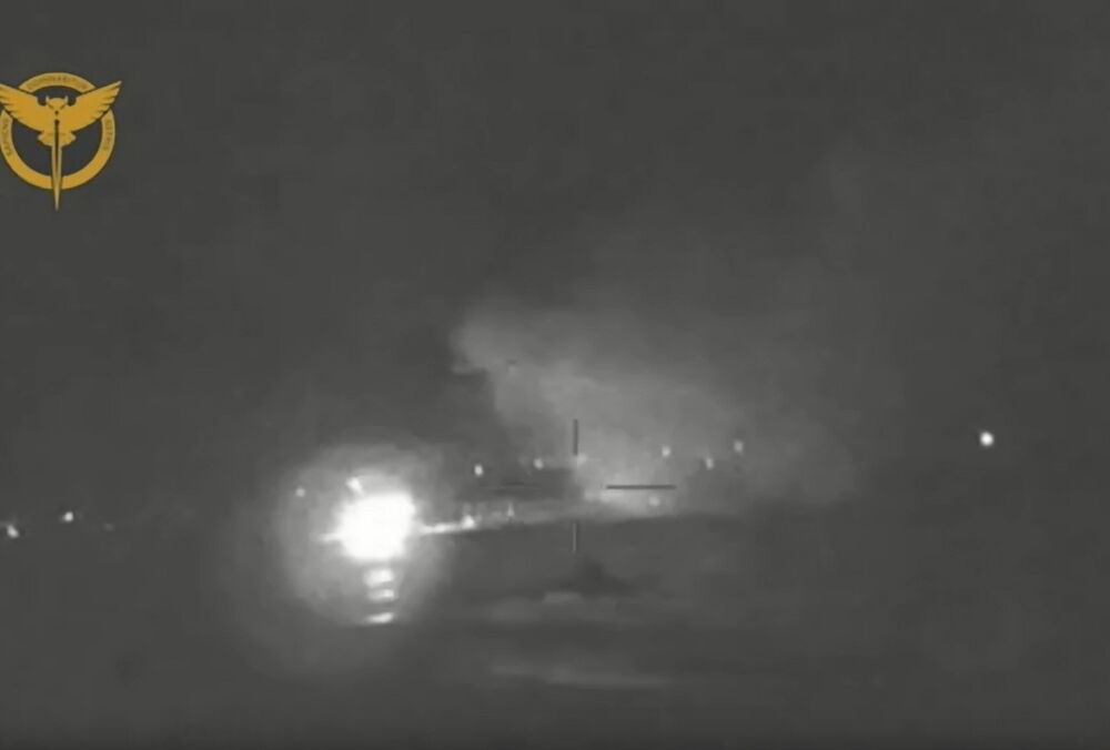 У ГУР показали відео ураження десантних кораблів у Криму