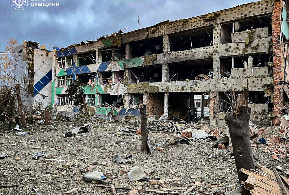 Разрушены дома и учебное заведение: появились кадры последствий российского удара по Сумской области