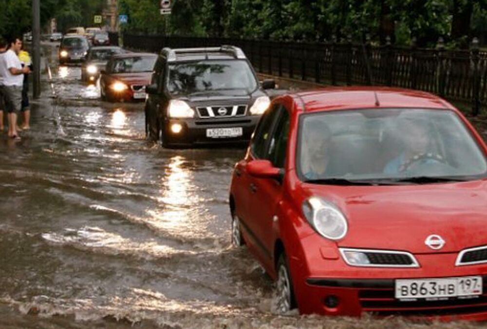 В Крыму затопило трасу из Ялты в Симферополь В Крыму затопило трасу из Ялты в Симферополь