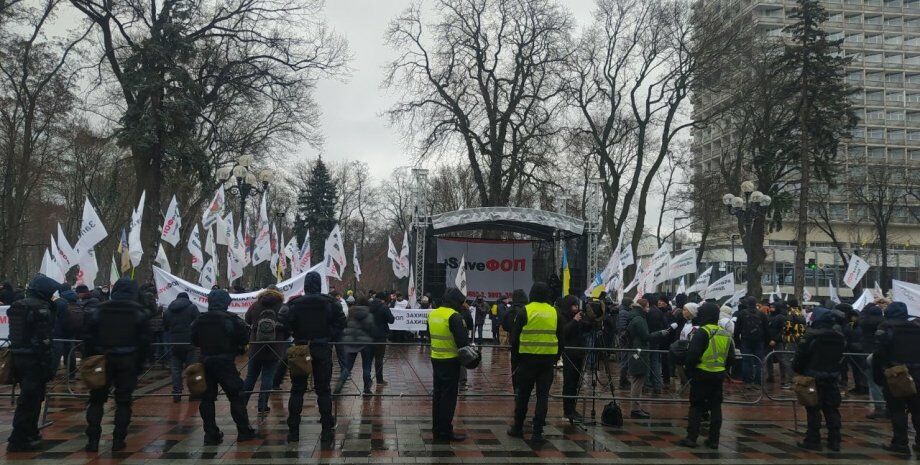 Під стінами ВР сьогодні проходять мітинги: будівля парламенту оточена силовиками