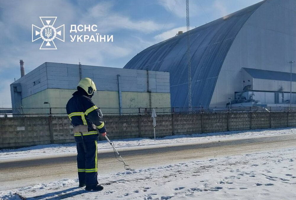 На ЧАЭС продолжают тушить очаги тления: кадры