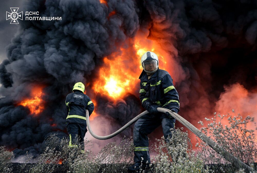 У Полтавській області продовжують ліквідацію масштабної пожежі на підприємстві після російського обстрілу 