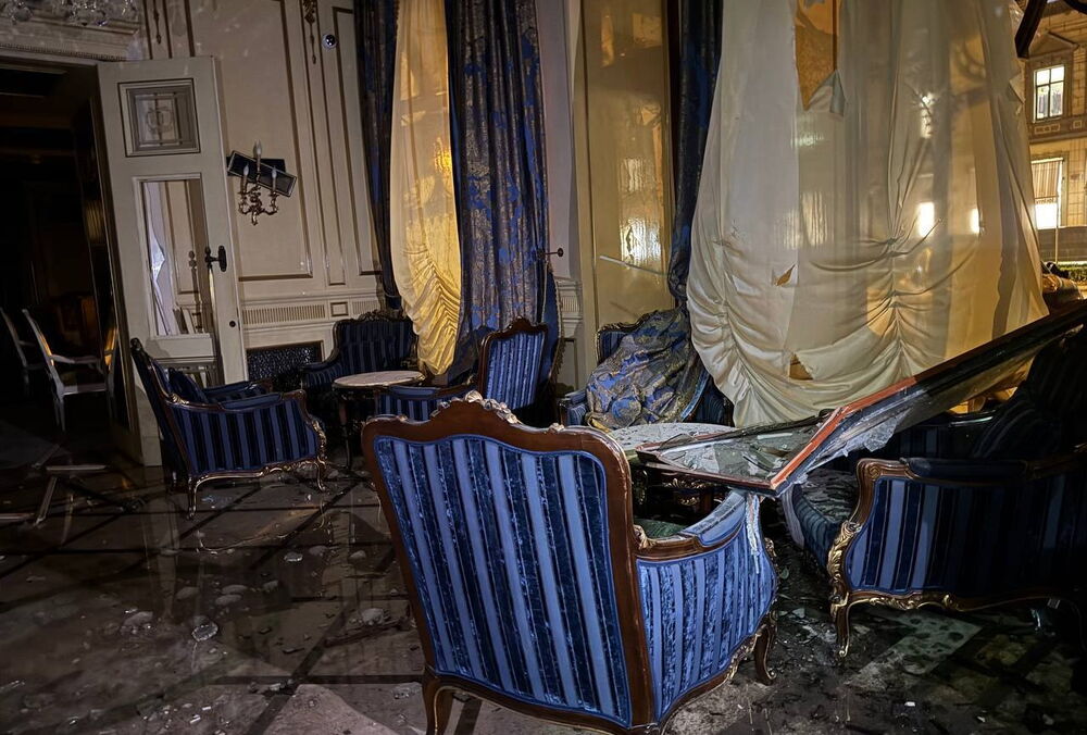 Удар по центру Одессы: как после обстрела выглядит отель ”Бристоль” изнутри