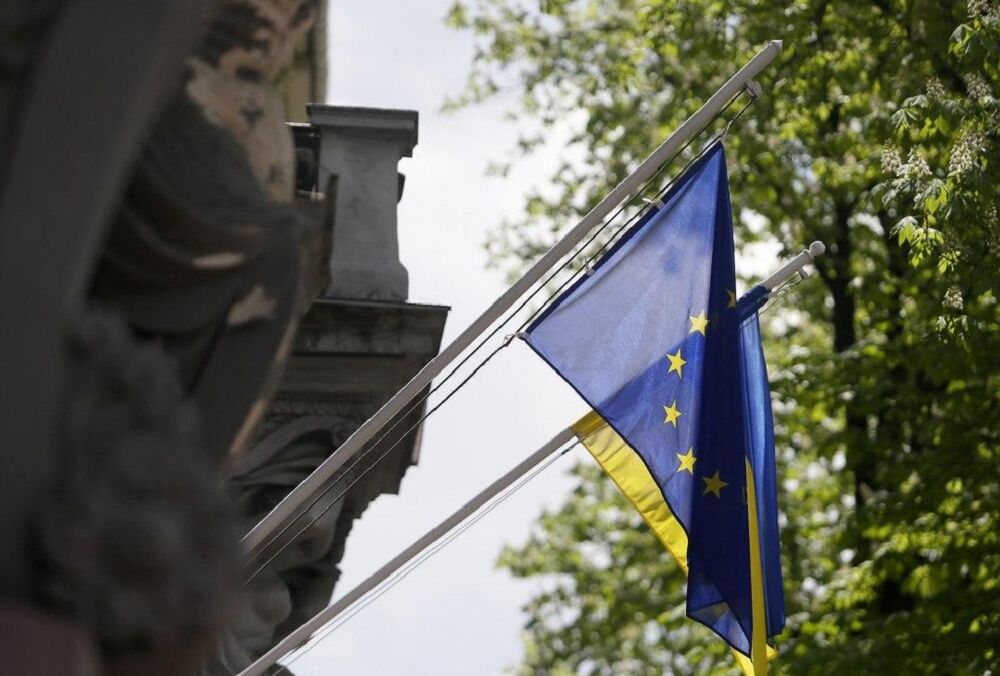 ЄС ще на півроку продовжив індивідуальні санкції проти понад 1200 громадян РФ