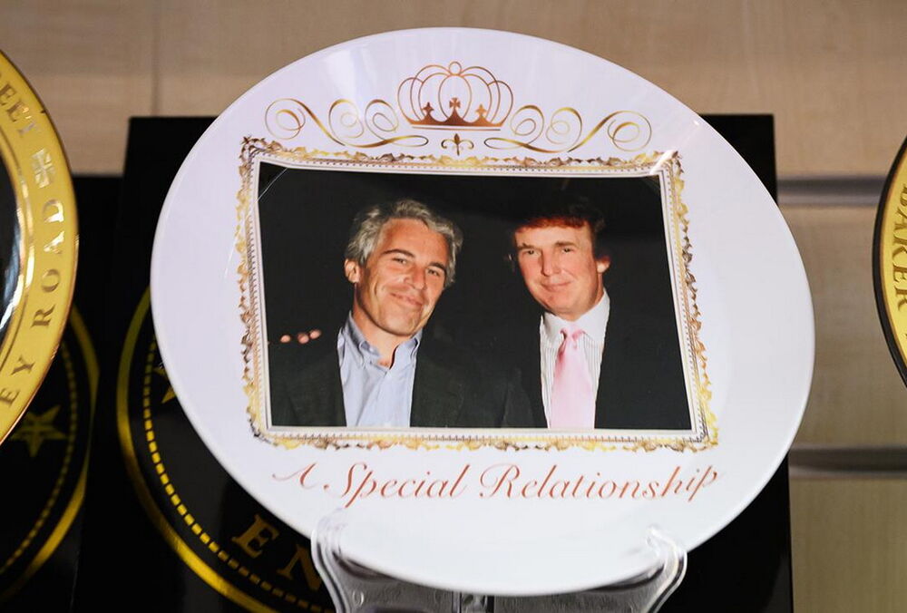 Джеффри Эпштейн предлагал россиянам ”информацию о Трампе”