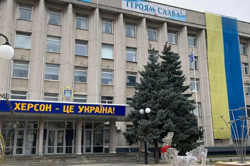 Окупанти вивезли з Херсона всі ”швидкі”, автобуси і пожежні