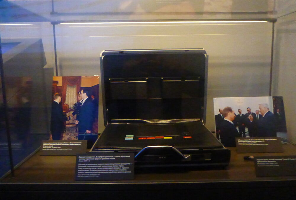 Путина в Рязани сопровождал мужчина, возможно, с ”ядерным чемоданчиком”  