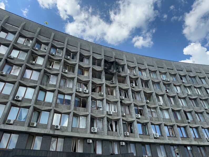 Российский дрон снова ударил по зданию Сумской ОГА