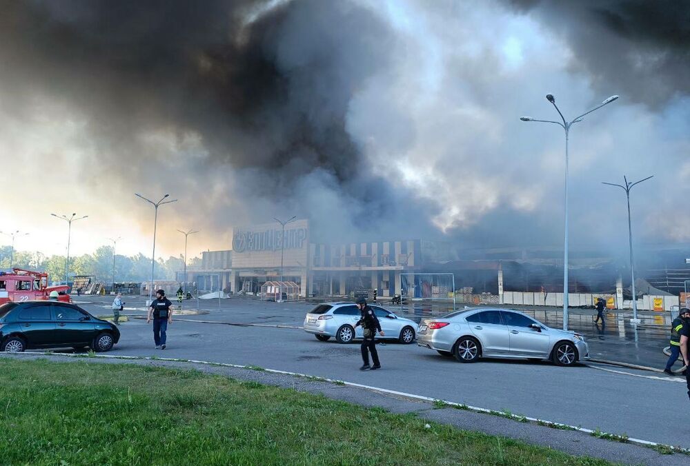 Удар по ”Эпицентру” в Харькове: спасатели показали, как работают внутри гипермаркета Удар по ”Эпицентру” в Харькове: спасатели показали, как работают внутри гипермаркета