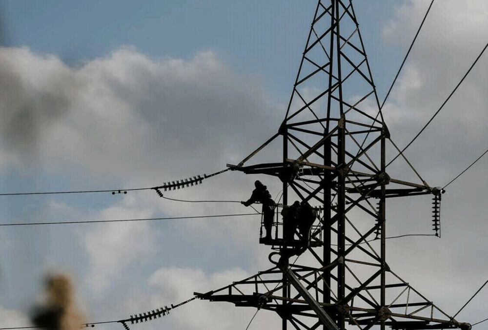 Через російську атаку у двох регіонах запровадили аварійні відключення світла