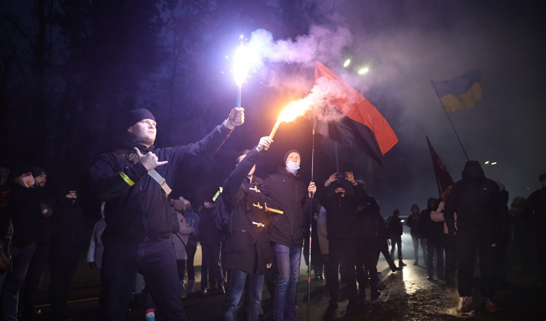 Под ”Феофанией” активисты жгли файеры и разложили асфальт