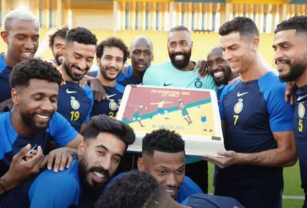 Роналду вручили торт в честь нового бомбардирского рекорда