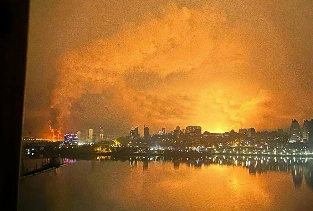 Днепр под массированным обстрелом: один из ударов пришелся по известному отелю (кадры)