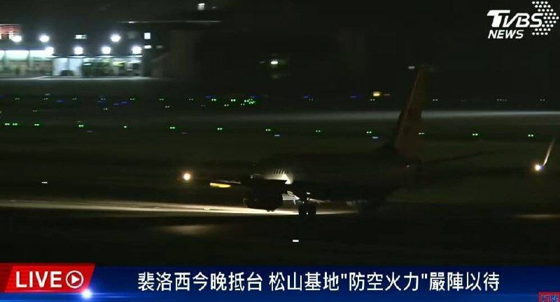 Борт с Нэнси Пелоси приземлился в аэропорту Тайваня