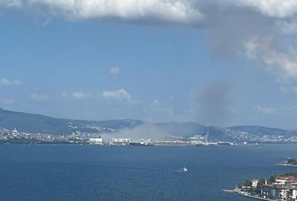 У Туреччині стався потужний вибух у порту У Туреччині стався потужний вибух у порту