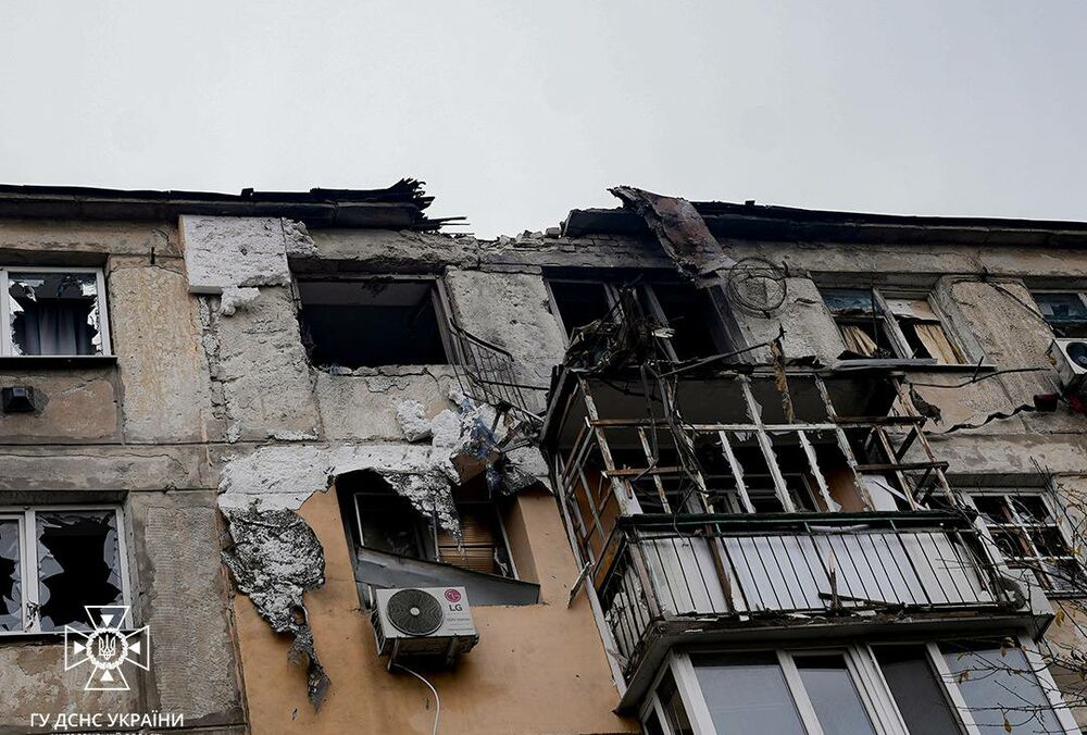 Обстрел Херсона: враг попал в многоэтажку