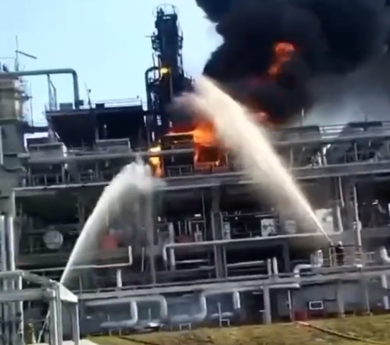 У Ростовській області горить НПЗ: повідомляють про роботу безпілотника